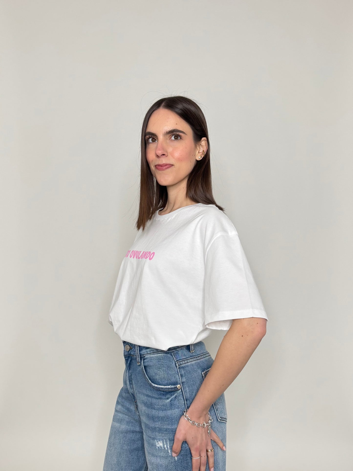 T-shirt in cotone con stampa "Sto ovulando"