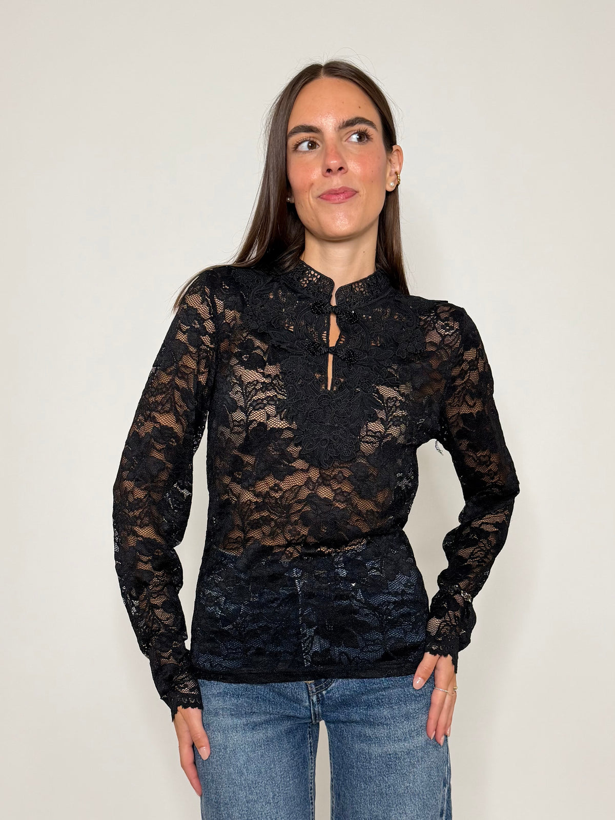 Maglia in pizzo con alamari nera