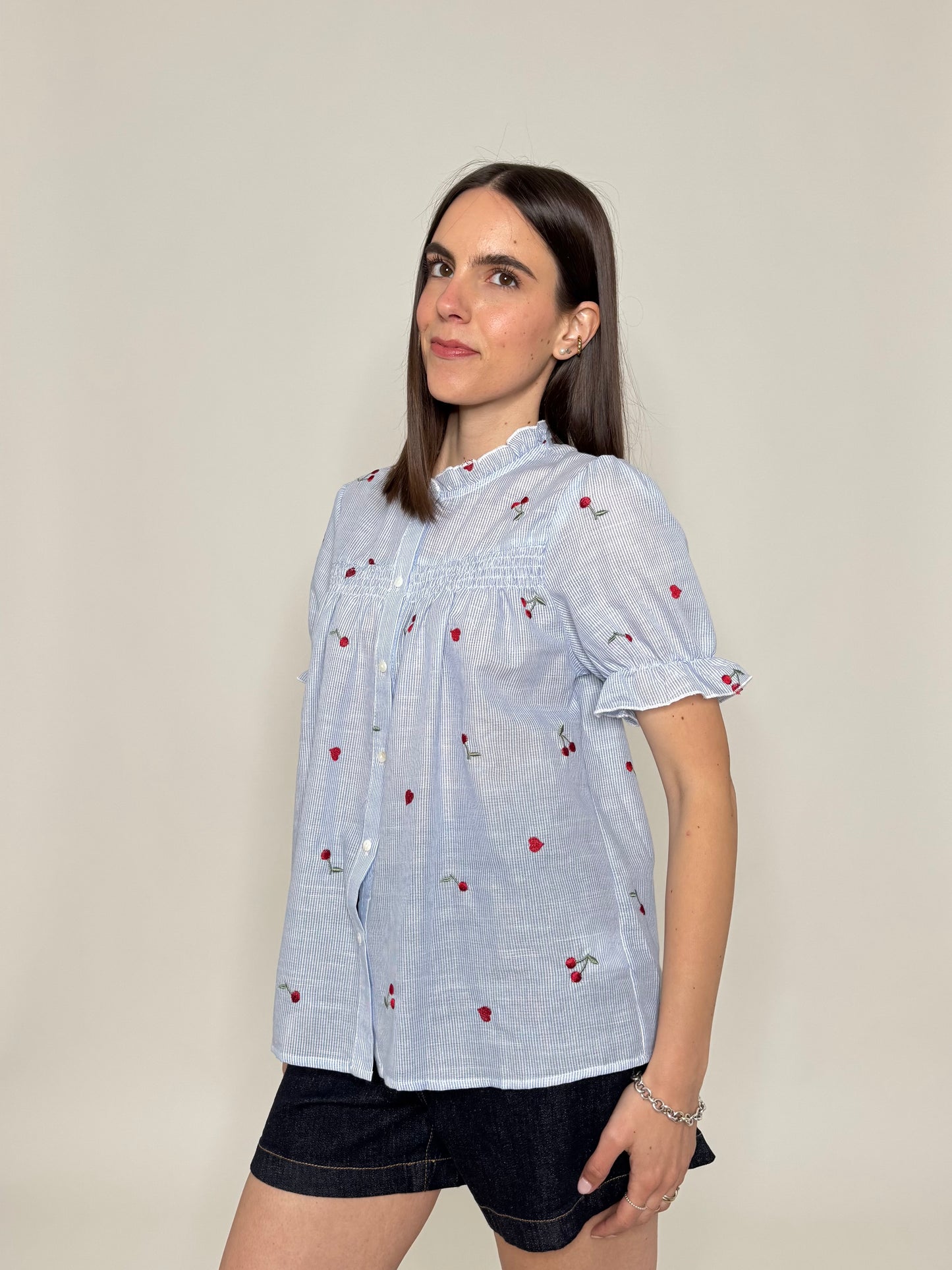 Camicia in cotone con ricami e rouge
