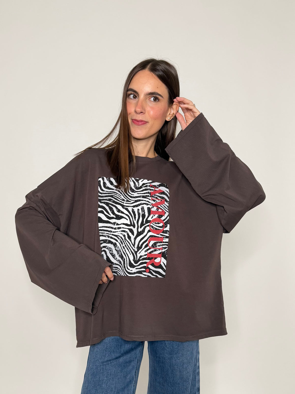 Maglia in cotone con manica a ampia cioccolato stampa zebrata “Amour”