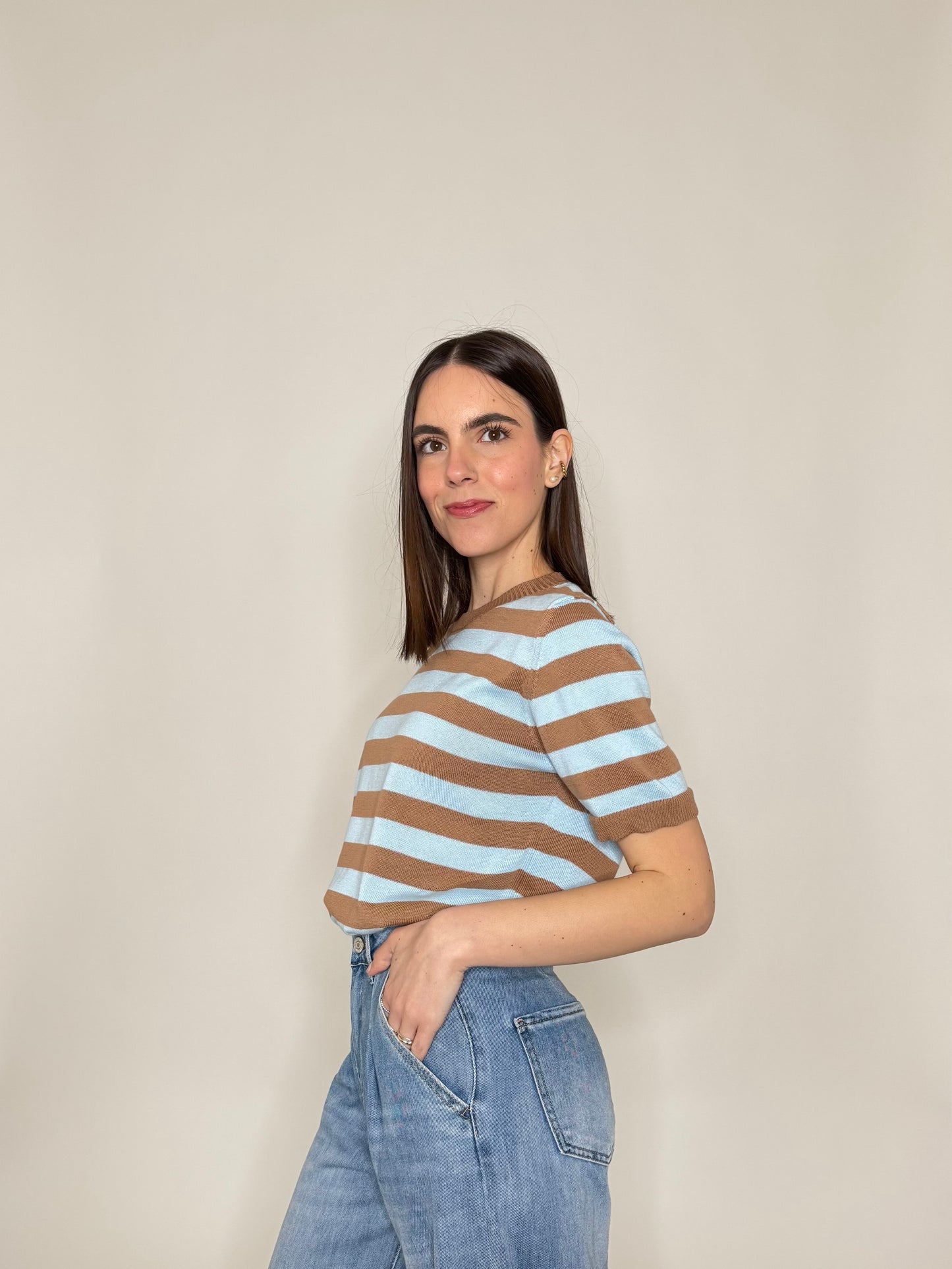 Maglia girocollo a righe manica corta in 100% cotone Camel/celeste
