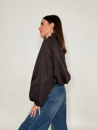Giacca bomber con collo alto e arricciature ciocco