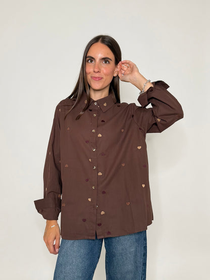 Camicia in cotone cioccolato con dettagli ricamati