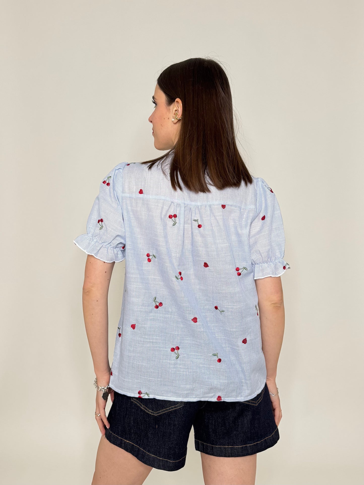 Camicia in cotone con ricami e rouge