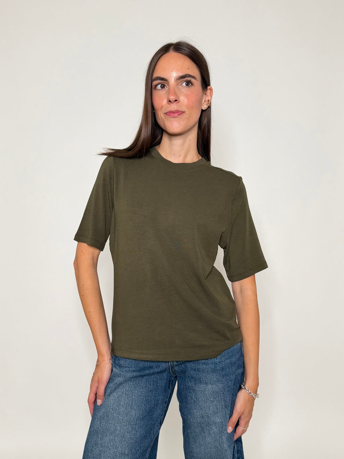 Maglia girocollo basic con impuntura in viscosa e cotone verde bosco