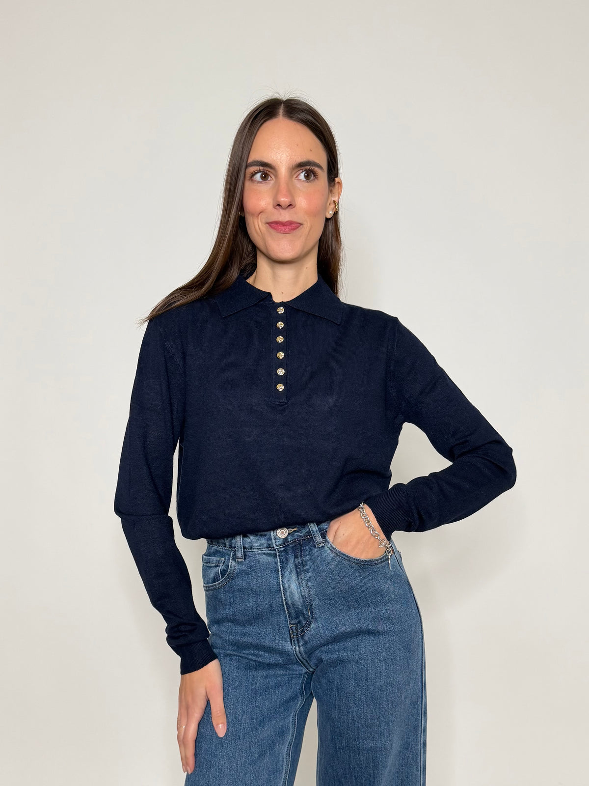 Polo in morbida viscosa con bottoncini gold blu