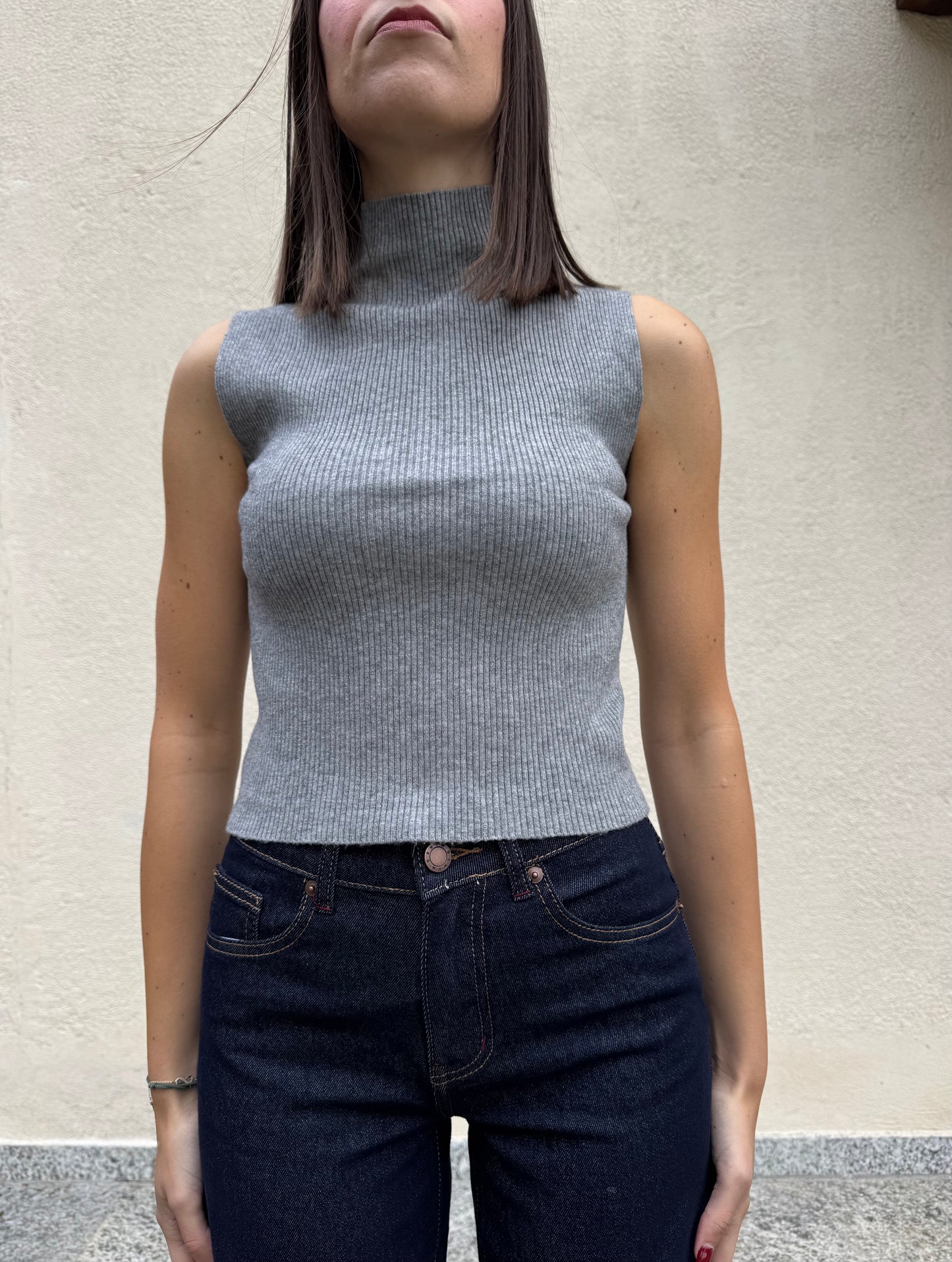 Top mezzo collo in calda viscosa crop Grigio