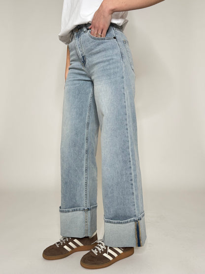 Jeans wide leg con risvolto lavaggio light
