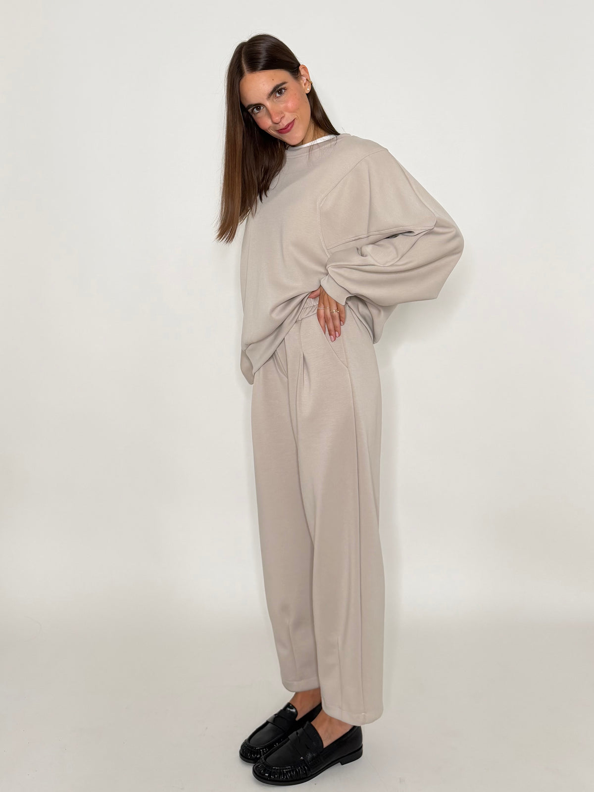 Felpa girocollo relax fit con impunture in viscosa beige