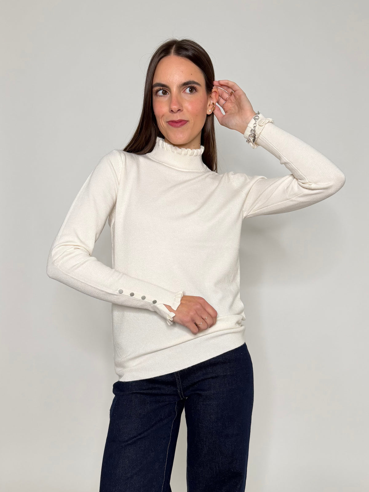 Maglia in morbida viscosa frufru mezzo collo panna