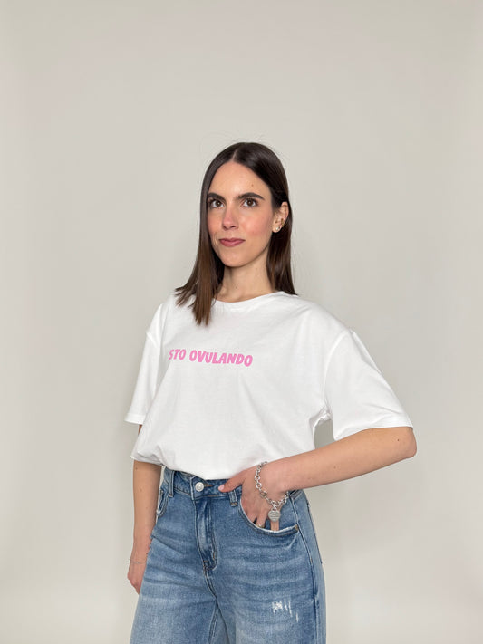 T-shirt in cotone con stampa "Sto ovulando"