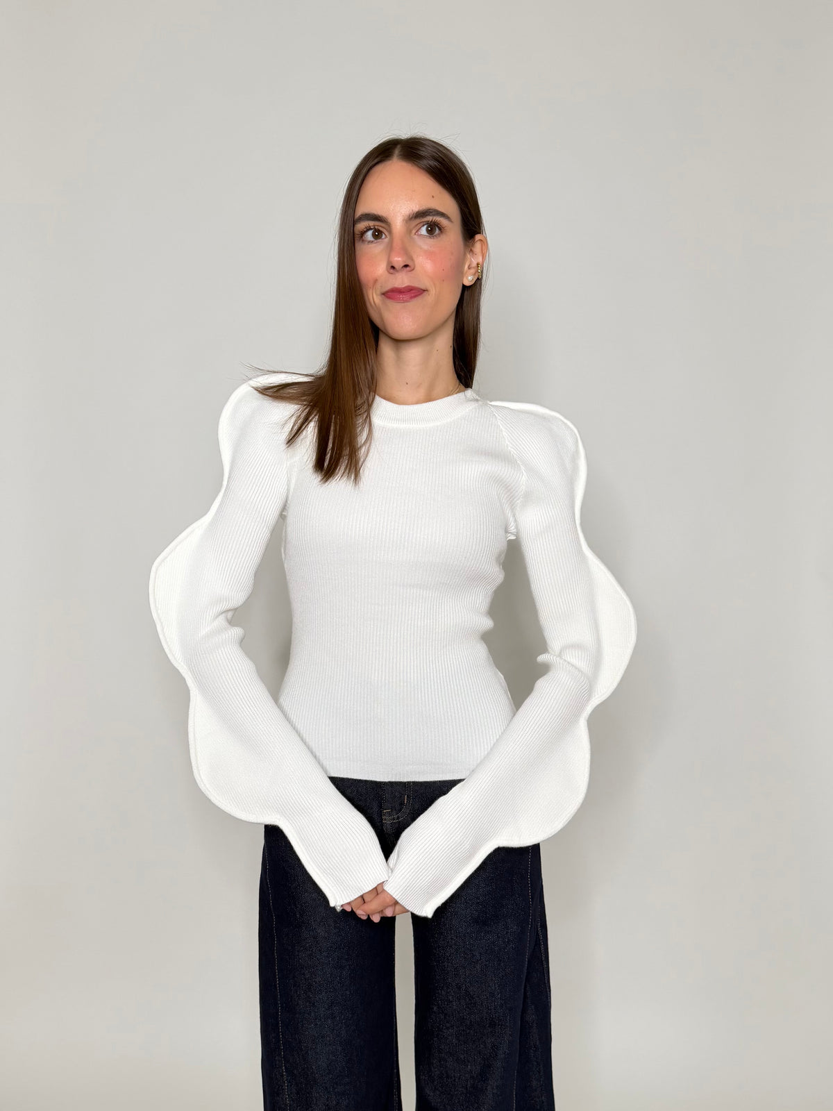 Maglia in morbida viscosa micro costina con manica onda bianco
