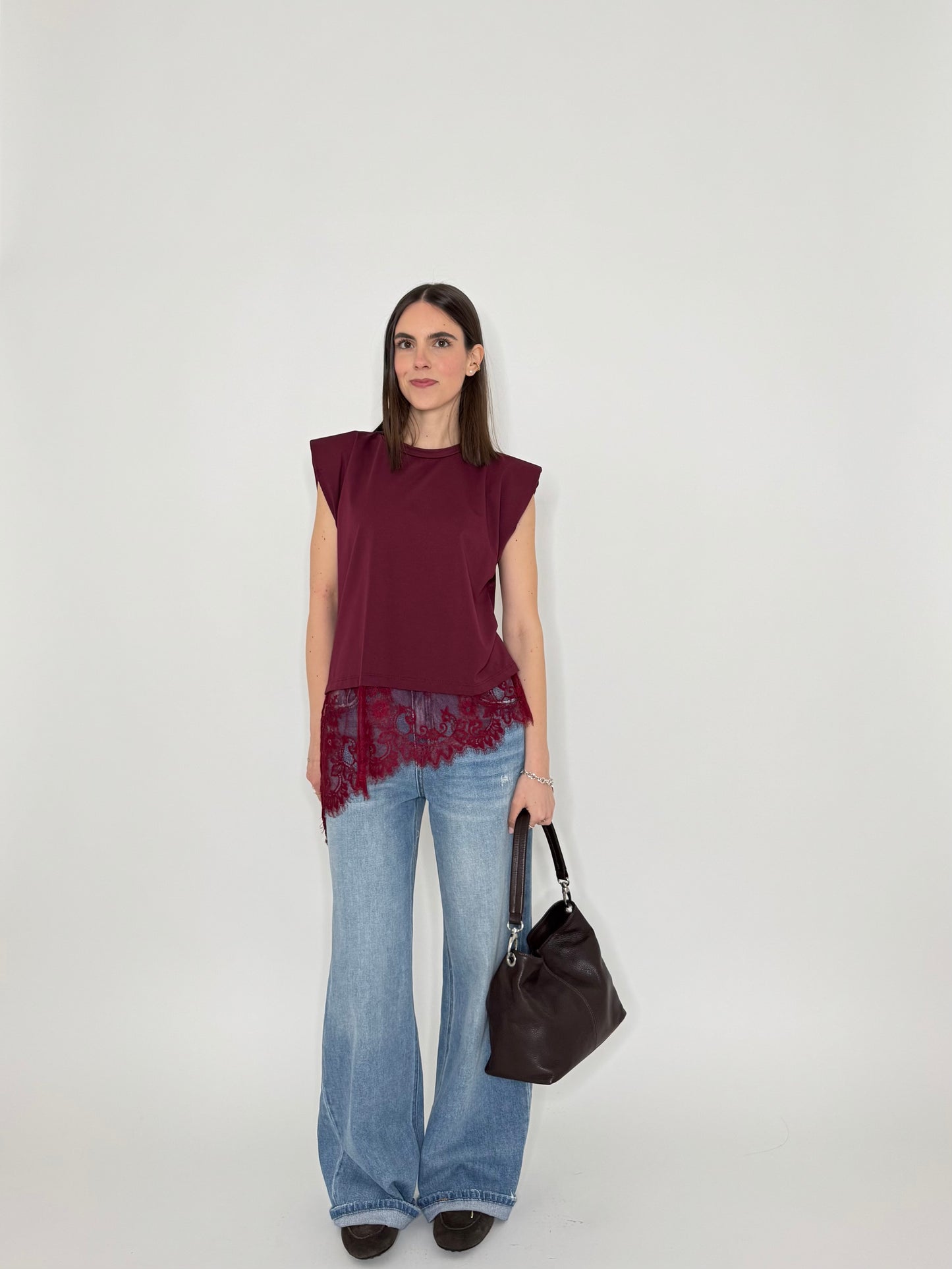 Maglia in cotone con spalle imbottite e pizzo Bordeaux