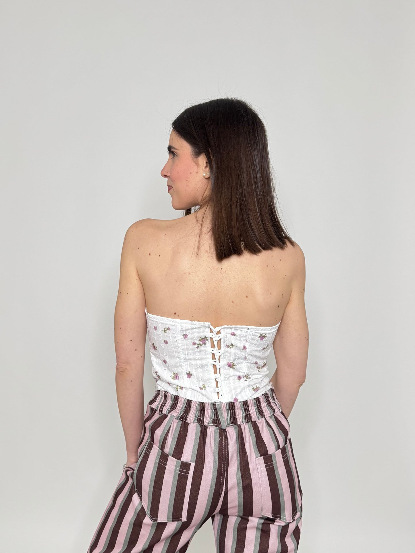 Corsetto in sangallo con fiori