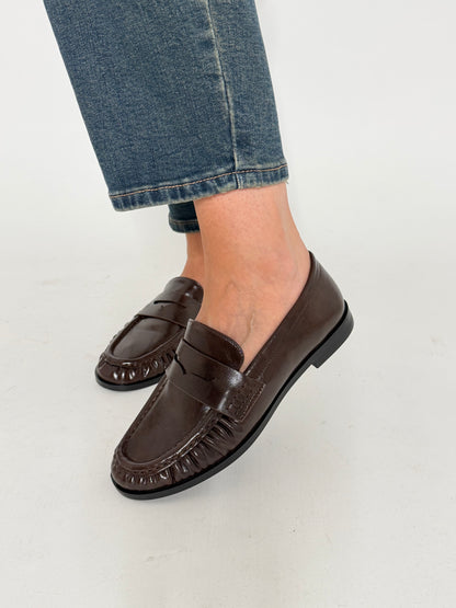 Mocassino arricciato in simil pelle martellata cioccolato