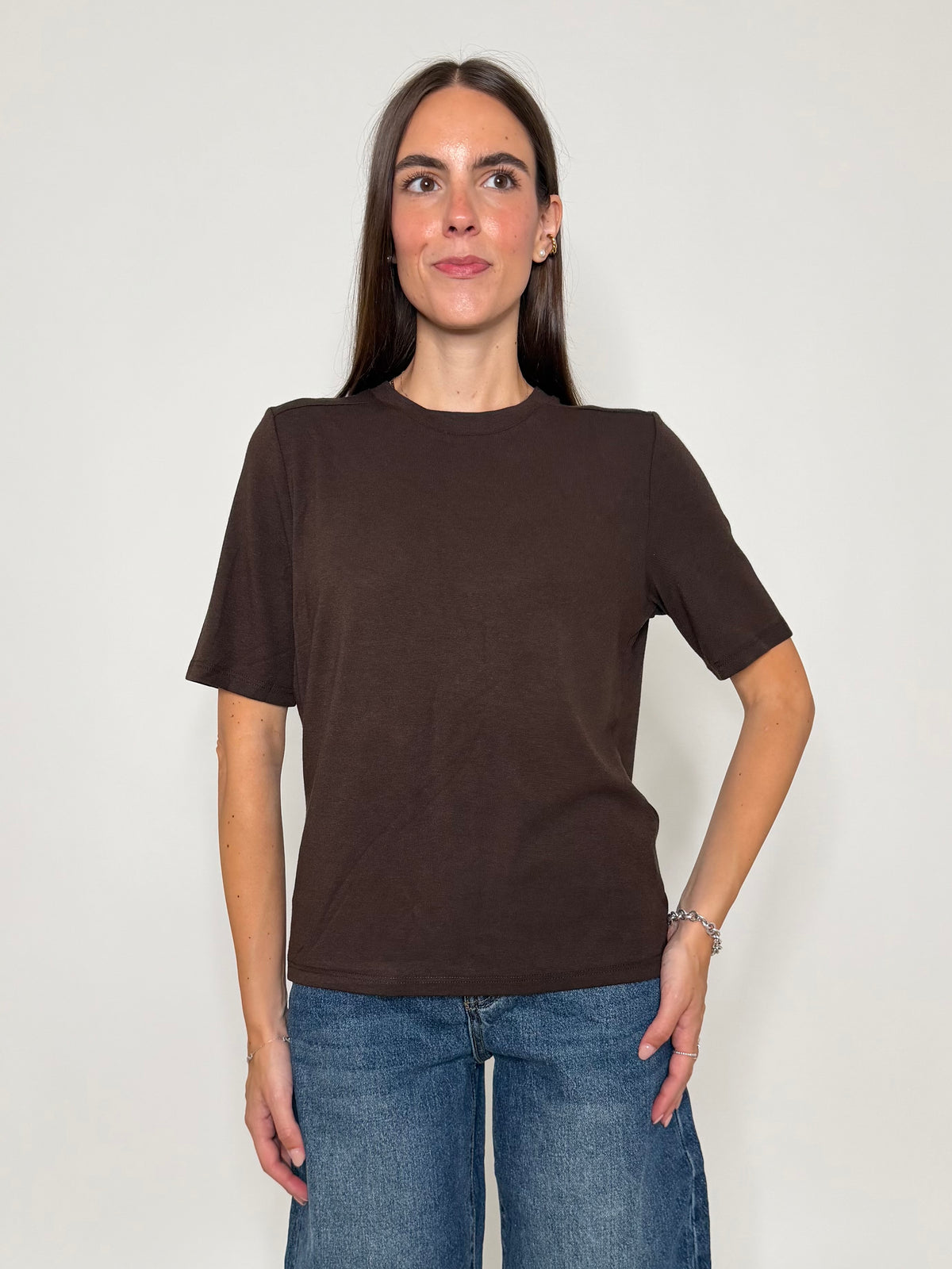 Maglia girocollo basic con impuntura in viscosa e cotone cioccolato