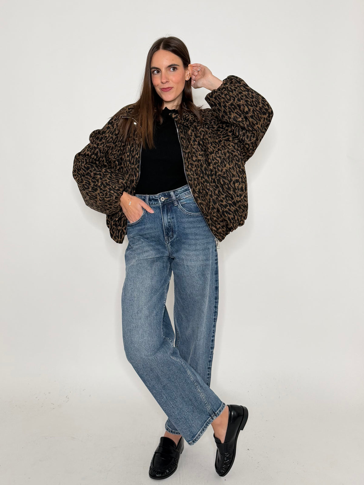 Giacca bomber leopardato con collo alto e arricciature