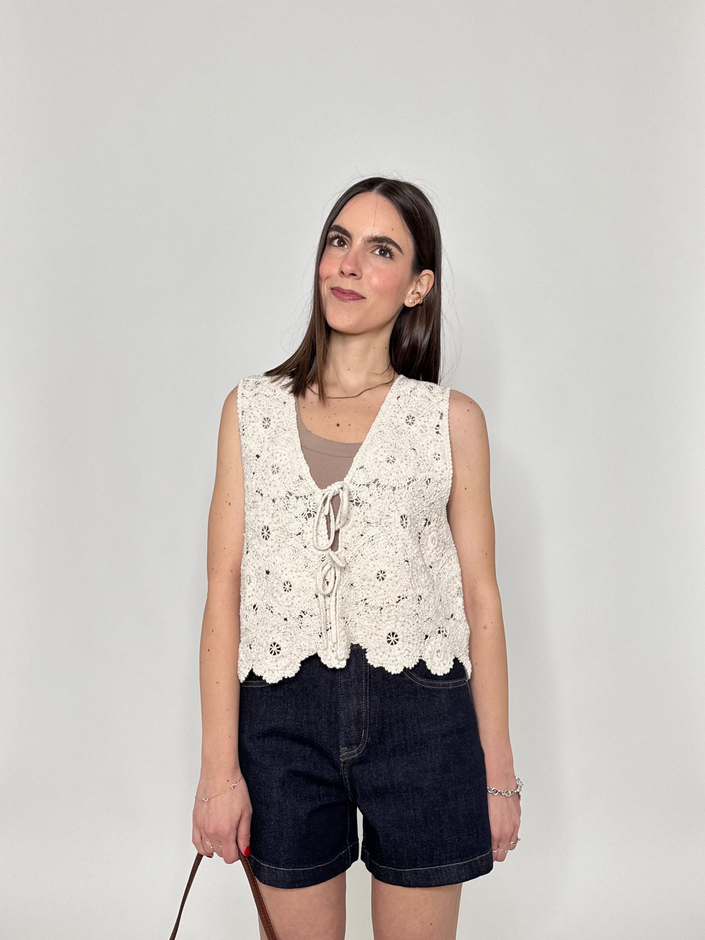 Gilet in crochet e strass con laccetti