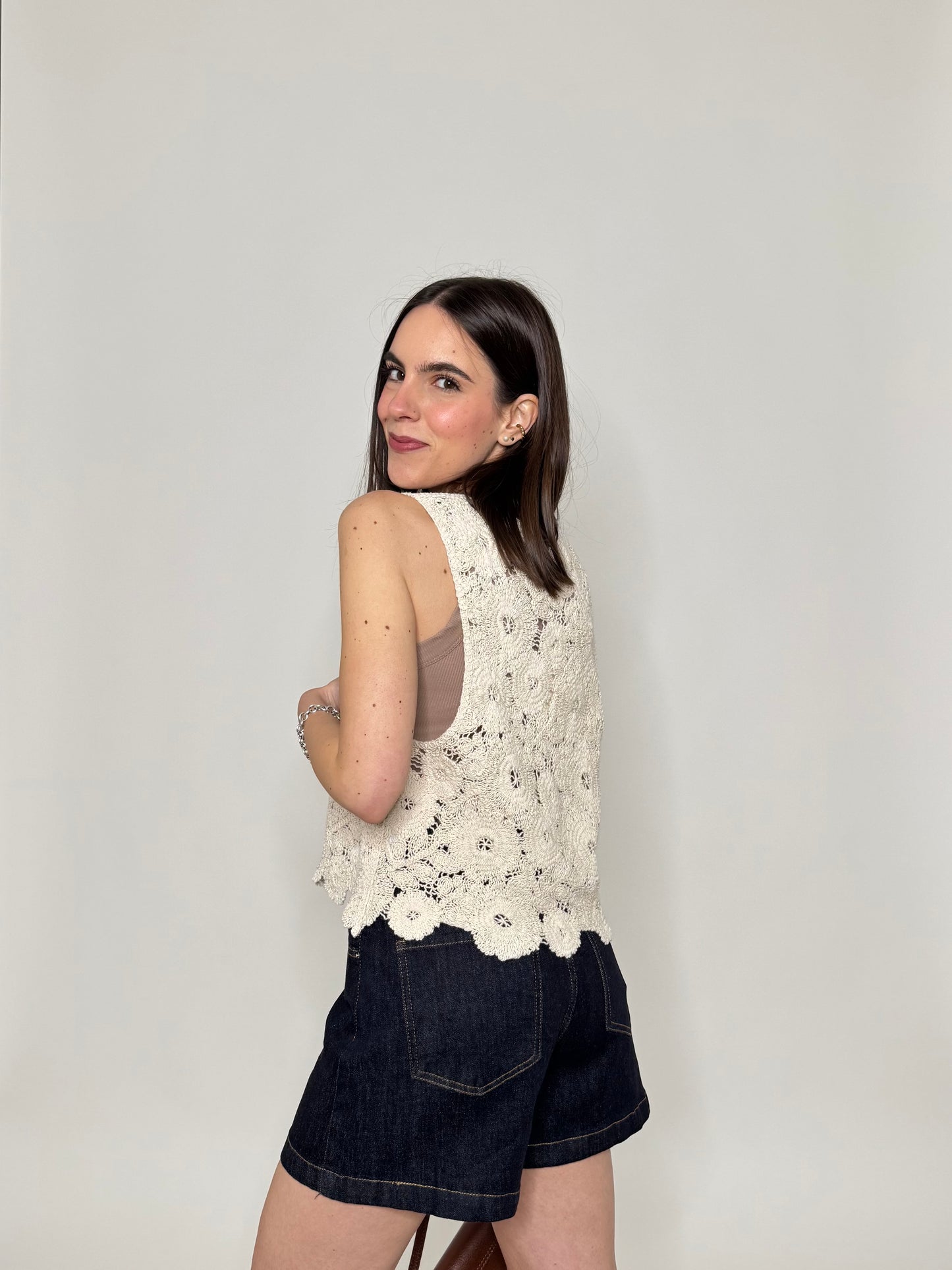 Gilet in crochet e strass con laccetti