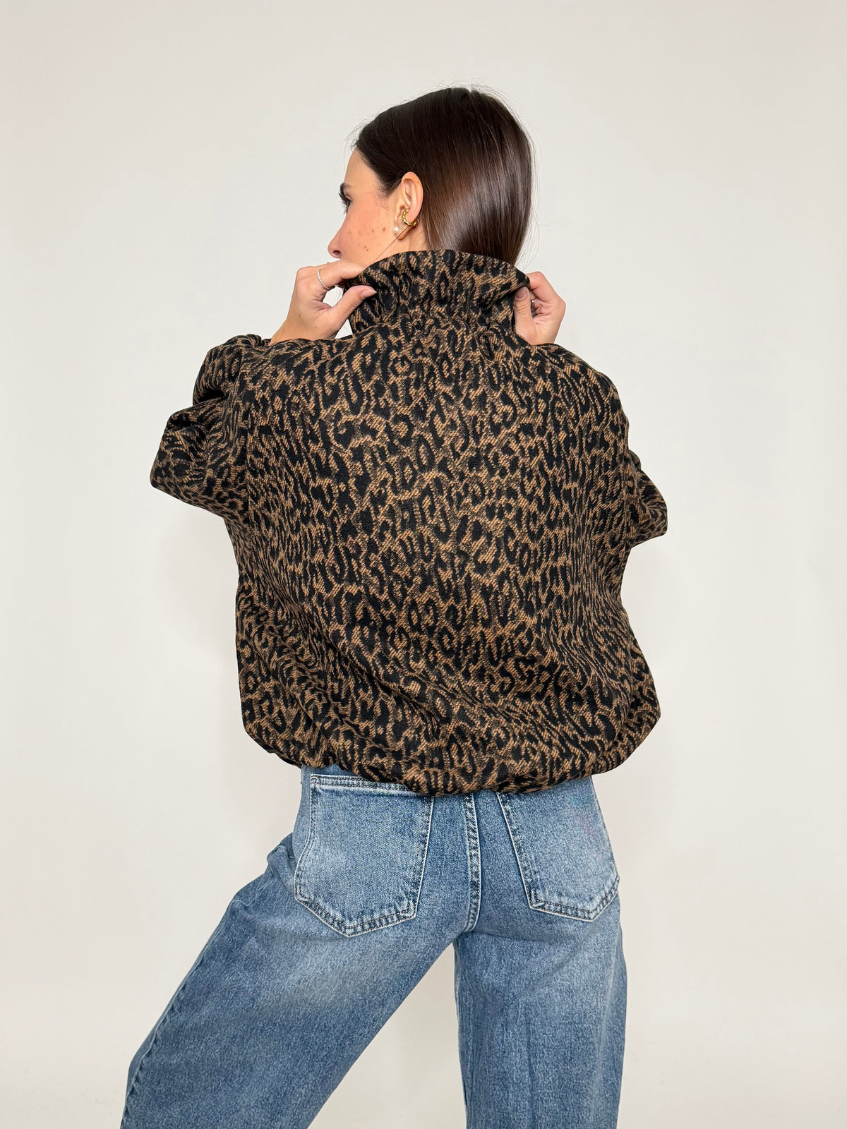 Giacca bomber leopardato con collo alto e arricciature