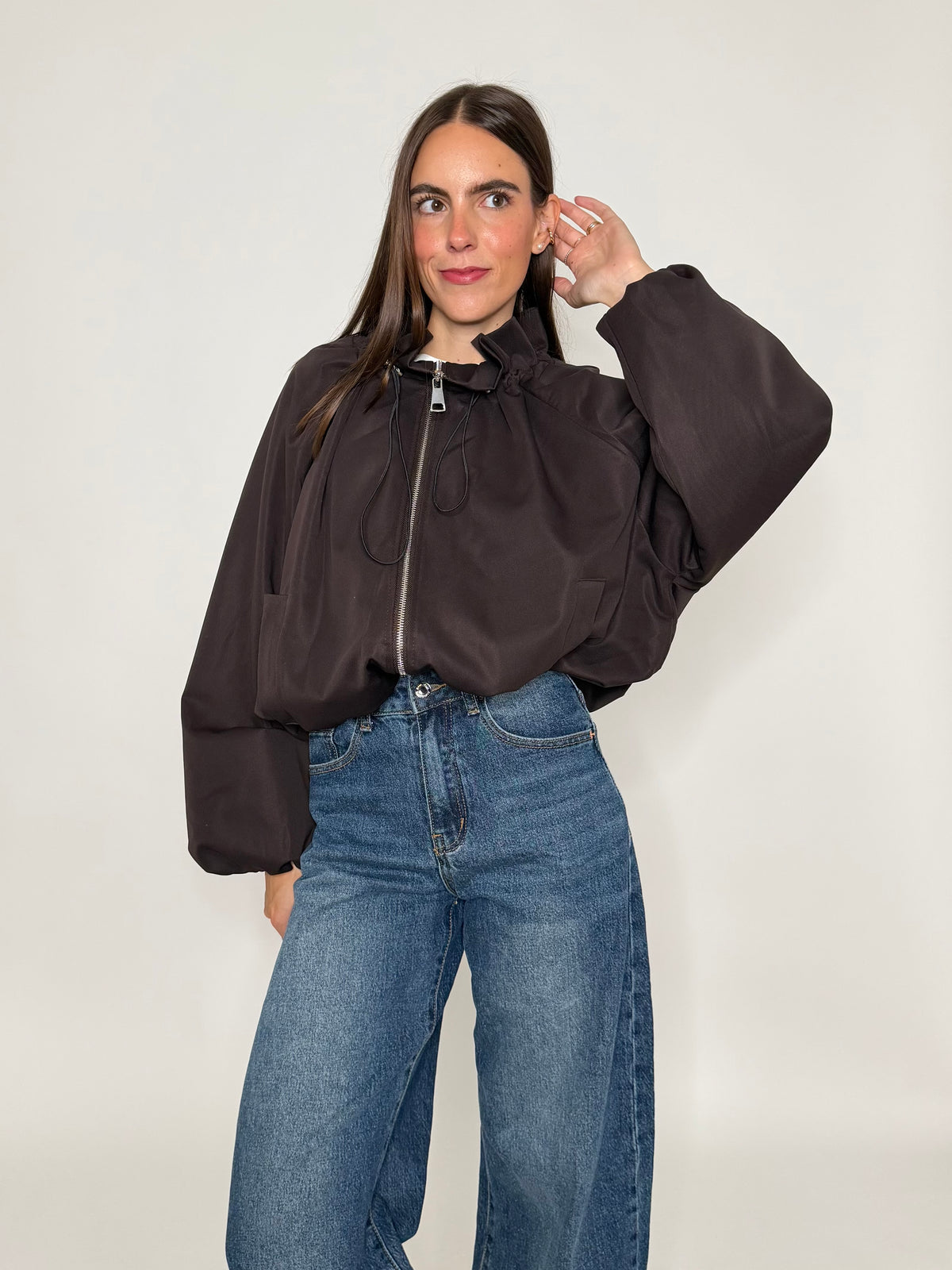 Giacca bomber con collo alto e arricciature ciocco