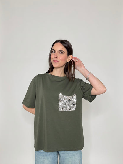 T- shirt in cotone con taschino paillette applicato Verde militare