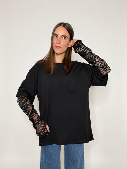 Maglia in cotone con manicotto in pizzo nero