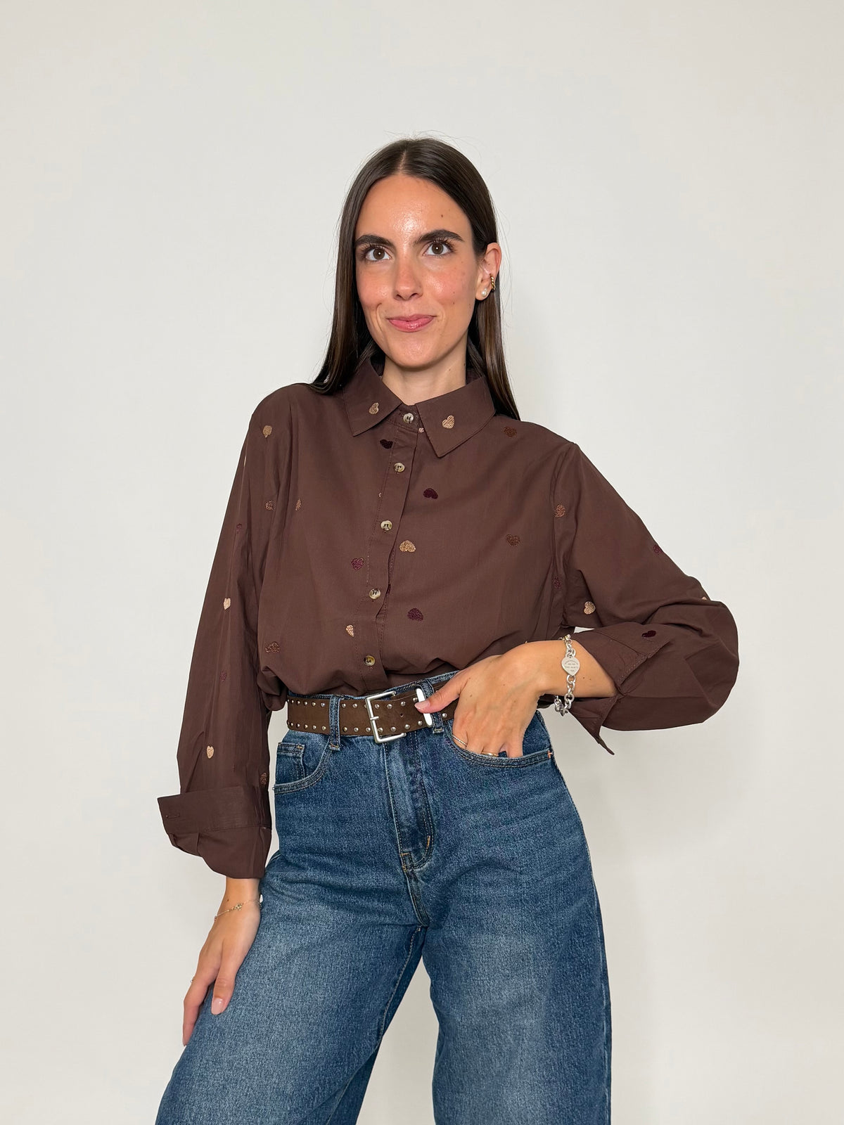 Camicia in cotone cioccolato con dettagli ricamati