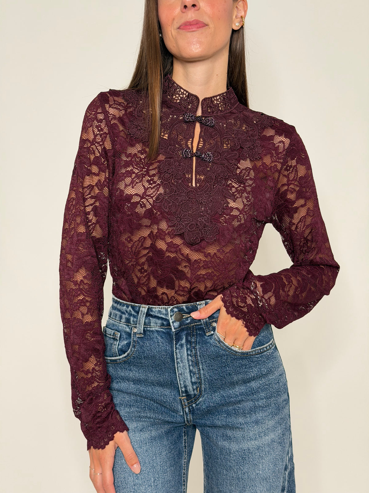 Maglia in pizzo con alamari burgundy