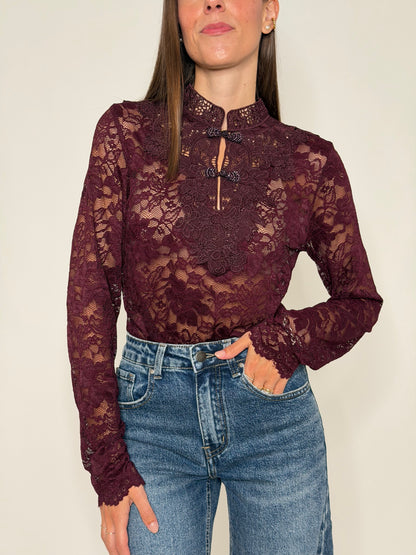 Maglia in pizzo con alamari burgundy