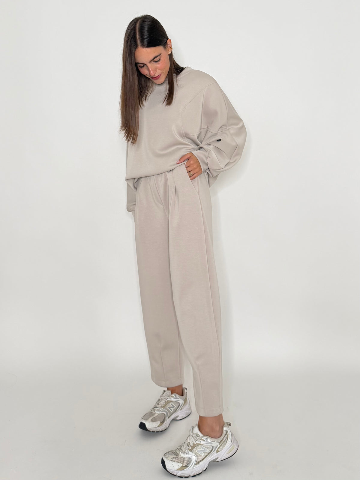 Felpa girocollo relax fit con impunture in viscosa beige