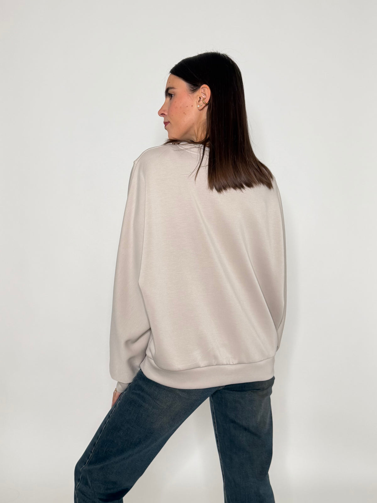 Felpa girocollo relax fit con impunture in viscosa beige