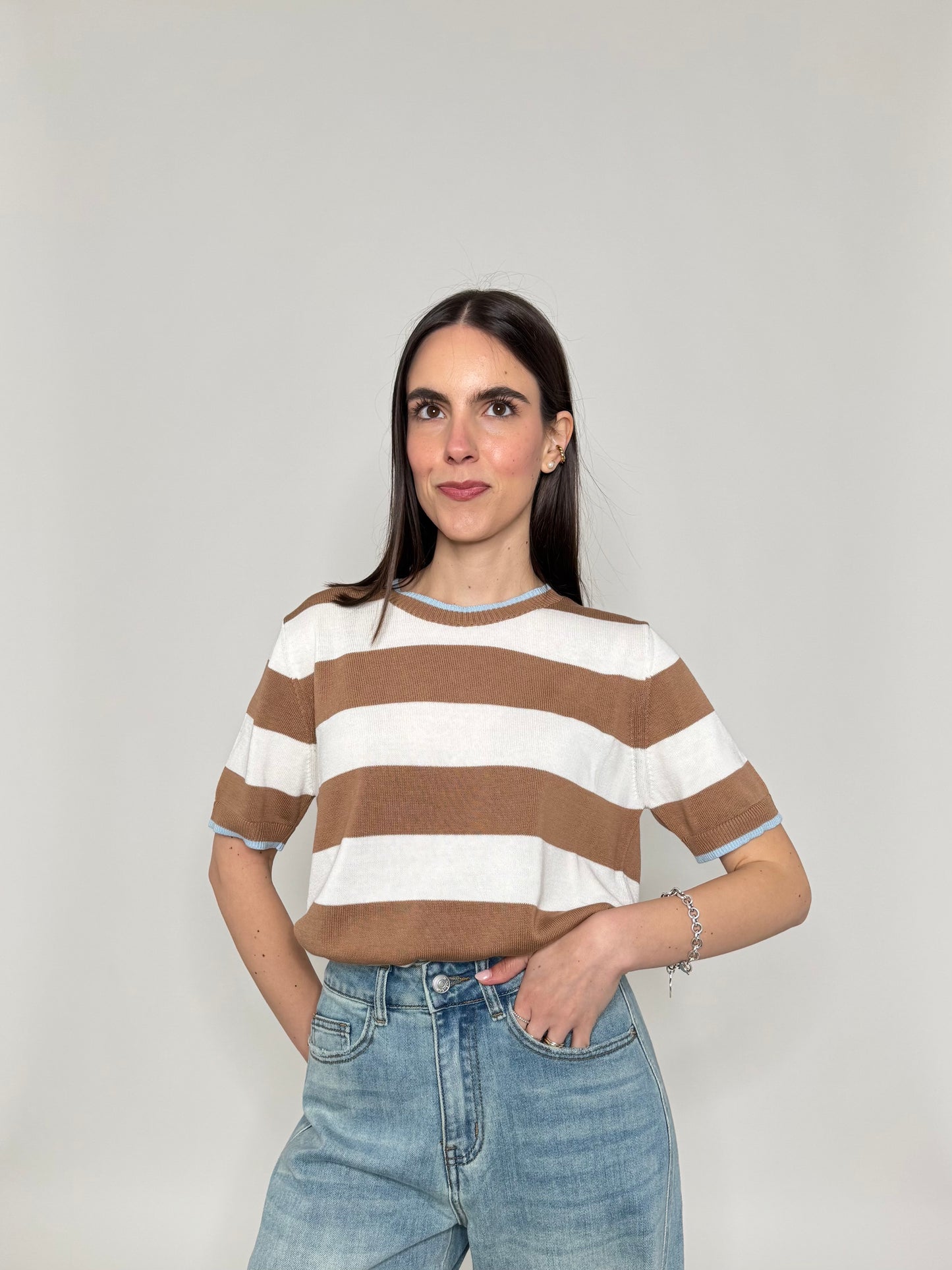 Maglia girocollo a righe manica corta in 100% cotone Panna/Camel/Celeste