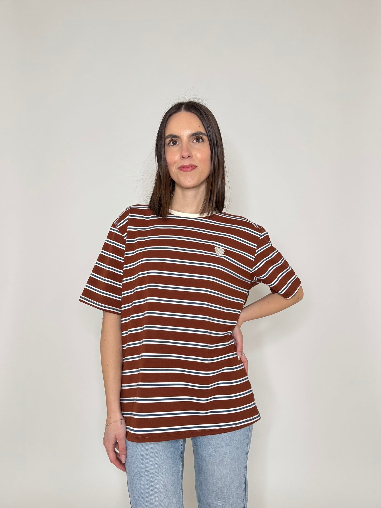 T-shirt millerighe con ricamo in cotone - Cioccolato