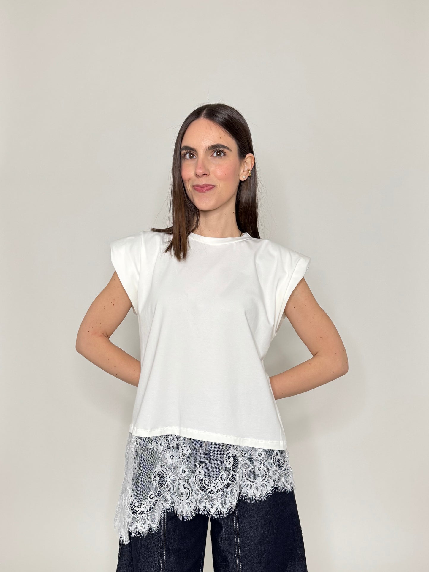 Maglia in cotone con spalle imbottite e pizzo Bianco