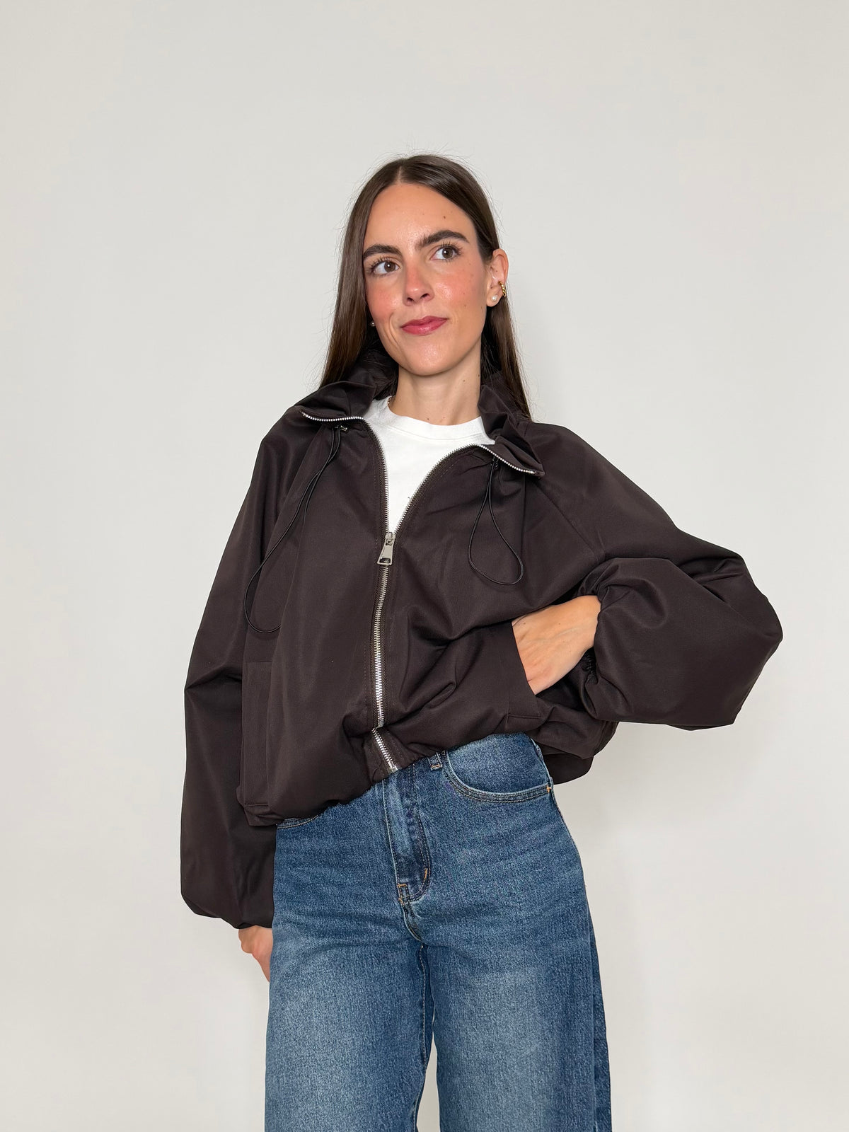 Giacca bomber con collo alto e arricciature ciocco