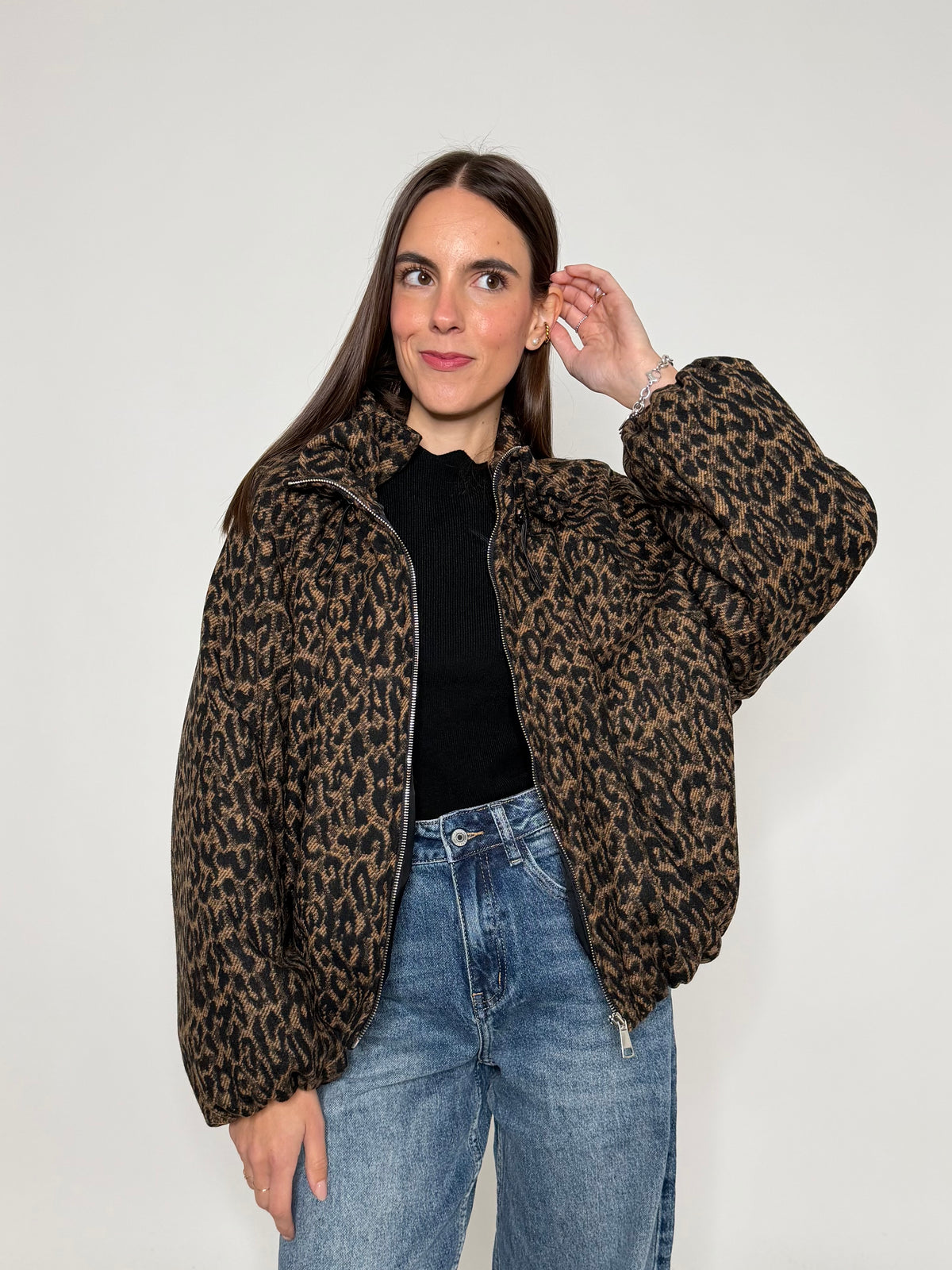 Giacca bomber leopardato con collo alto e arricciature