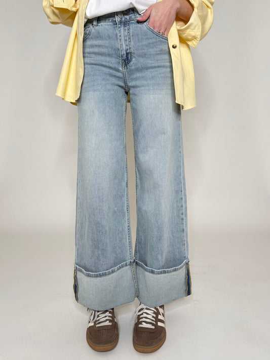 Jeans wide leg con risvolto lavaggio light