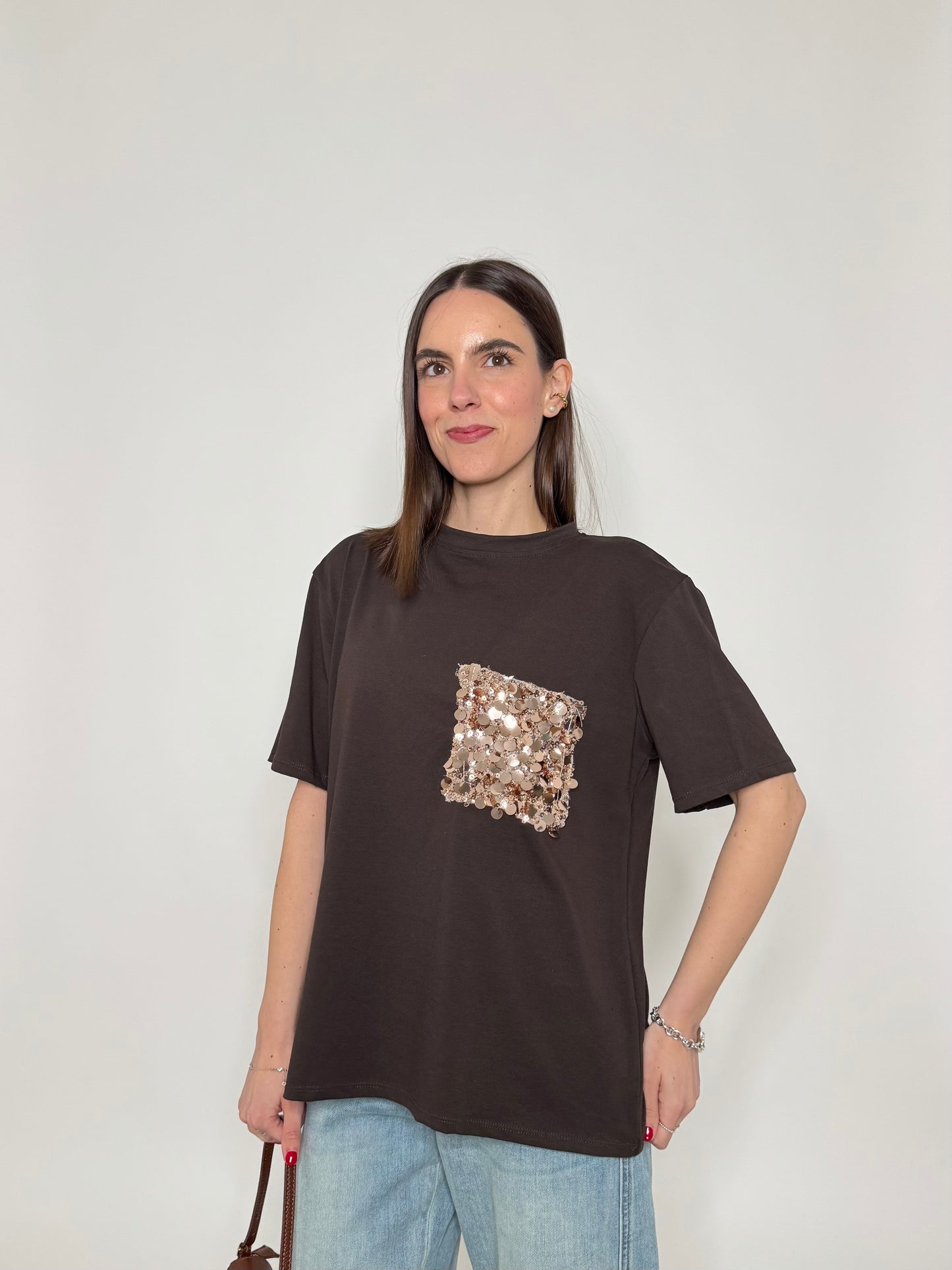 T- shirt in cotone con taschino paillette applicato Cioccolato