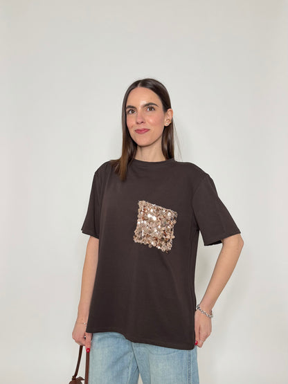 T- shirt in cotone con taschino paillette applicato Cioccolato