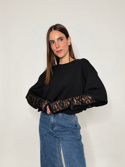 Maglia in cotone con manicotto in pizzo nero
