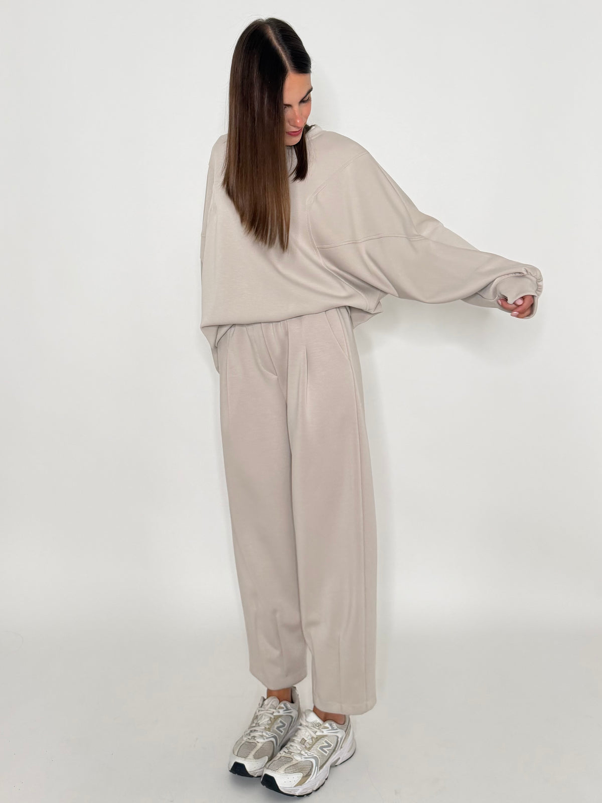 Felpa girocollo relax fit con impunture in viscosa beige