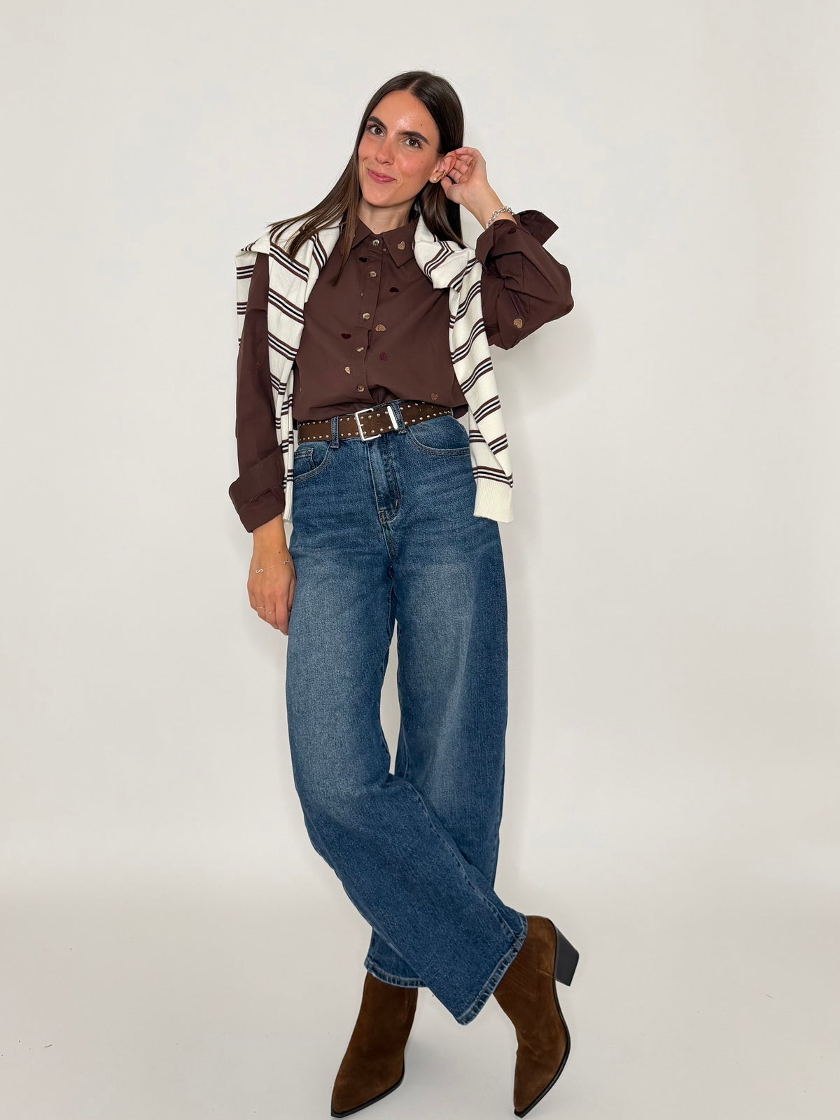 Camicia in cotone cioccolato con dettagli ricamati