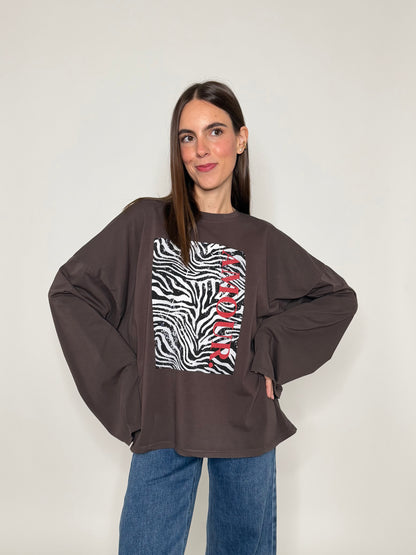 Maglia in cotone con manica a ampia cioccolato stampa zebrata “Amour”