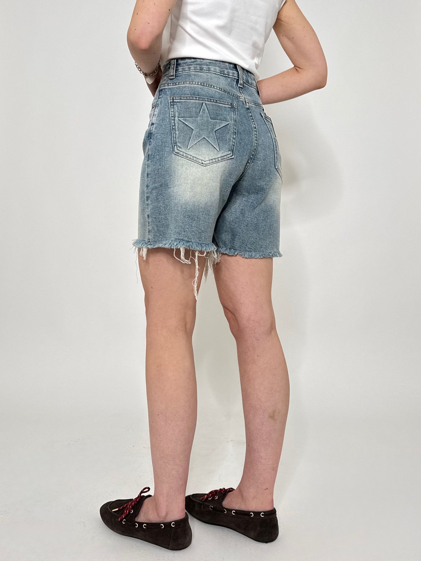 Bermuda in denim sfrangiato con stelle