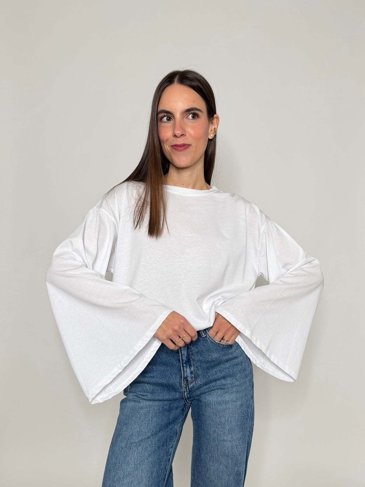 Maglia in cotone con manica a ampia bianca