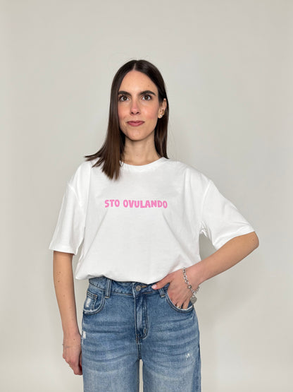 T-shirt in cotone con stampa "Sto ovulando"