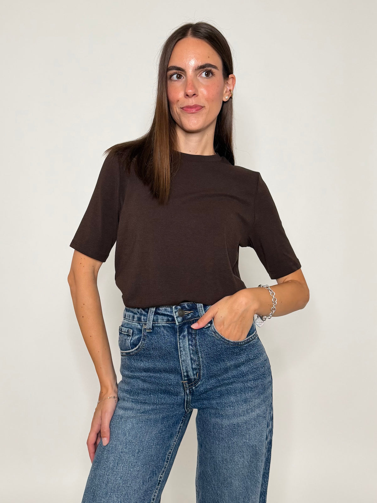 Maglia girocollo basic in viscosa e cotone cioccolato