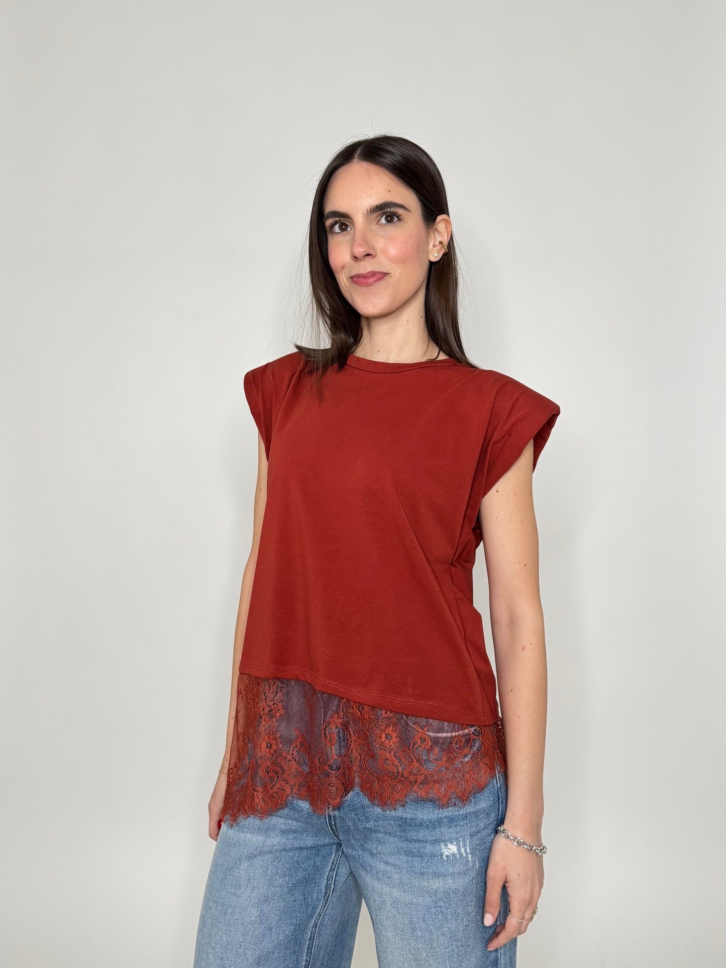 Maglia in cotone con spalle imbottite e pizzo Coccio