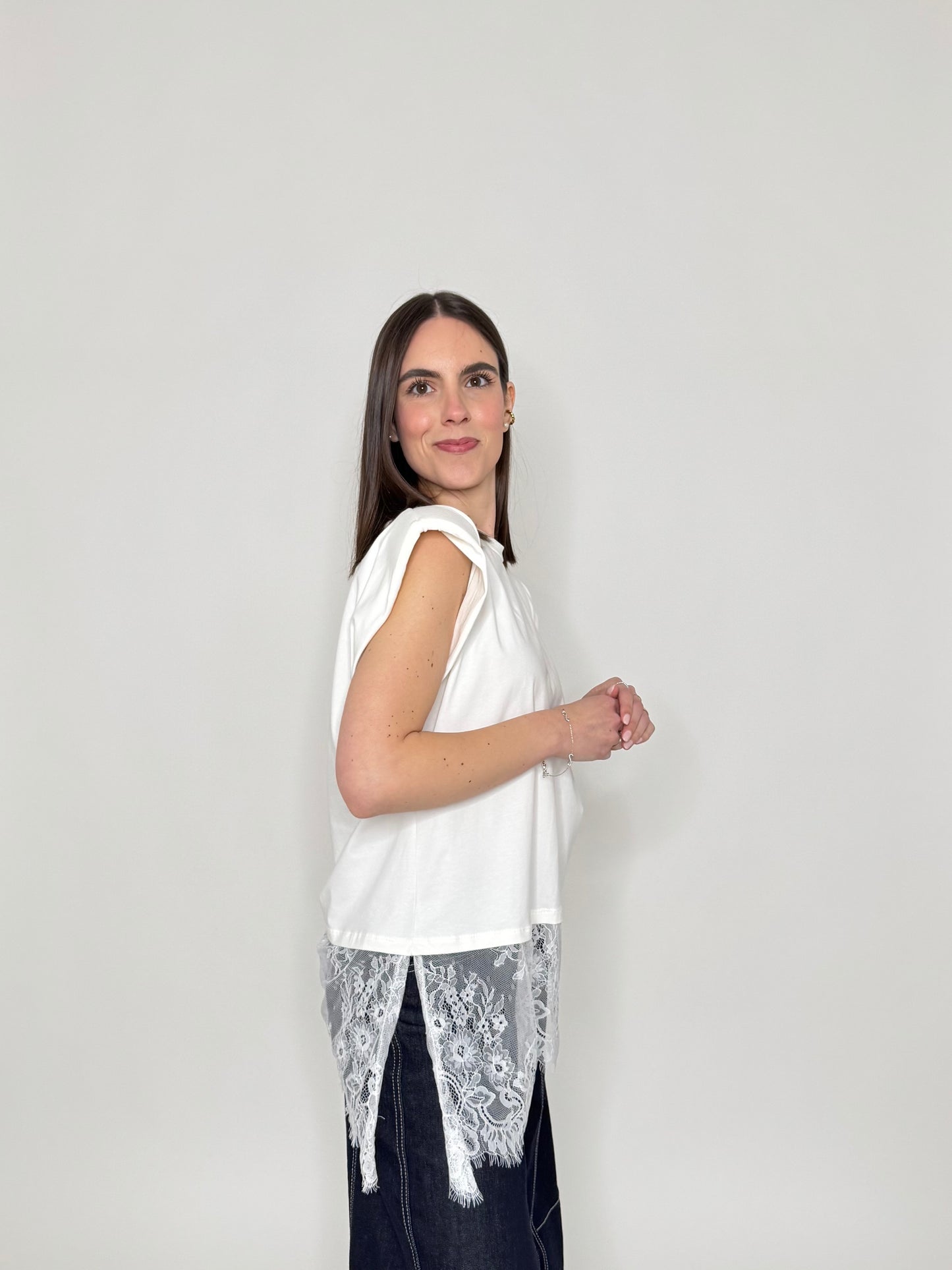 Maglia in cotone con spalle imbottite e pizzo Bianco